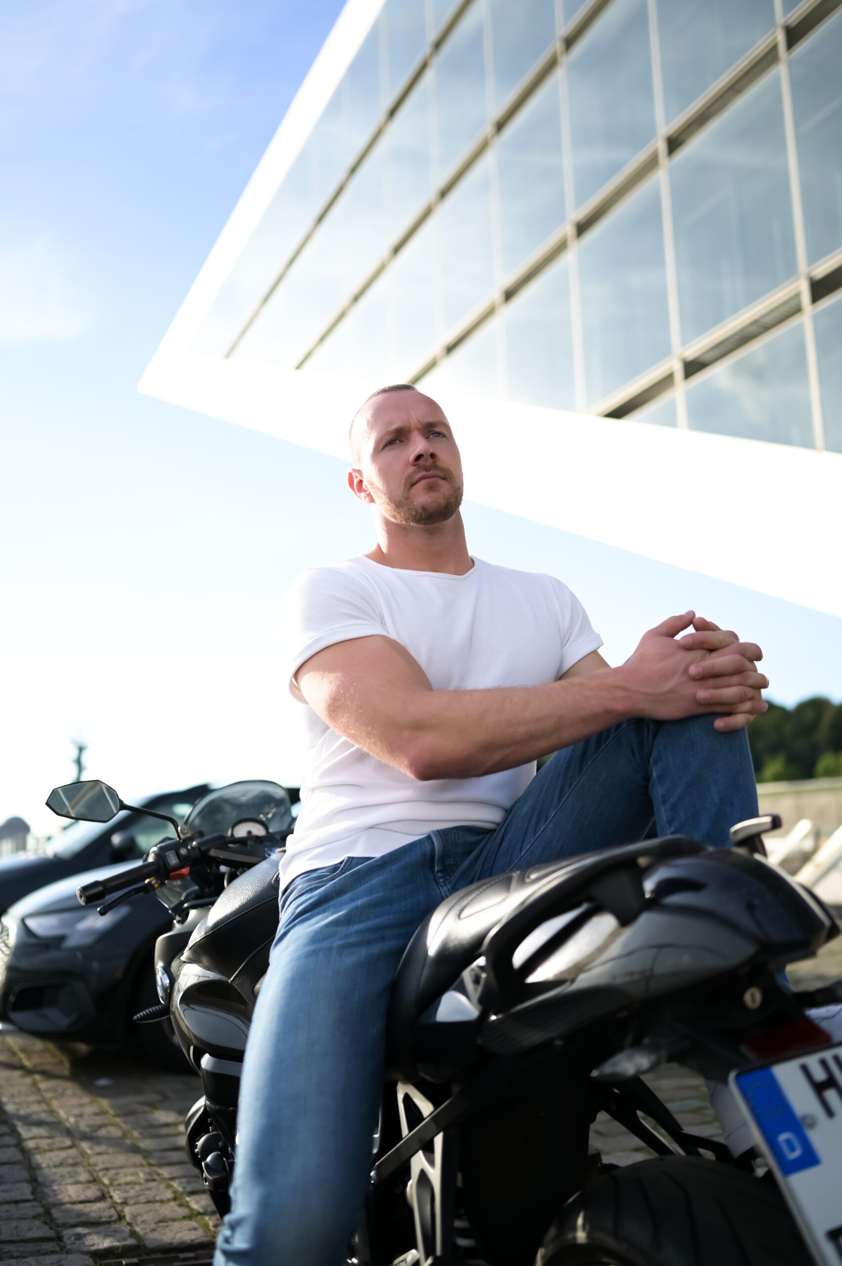 Professionelles Dating-Profilbild von Alex an den Docklands Hamburg, natürliches Licht