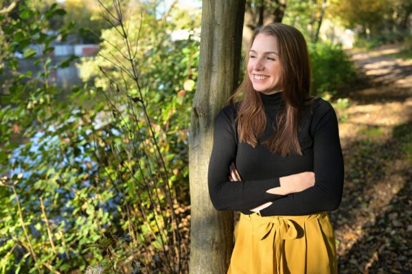 Frauenportrait im Grünen