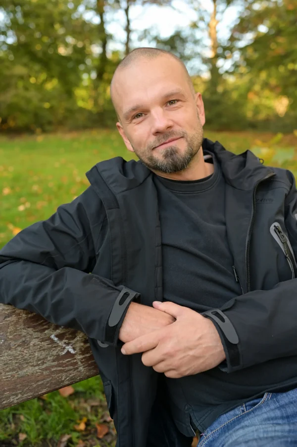 Männerportrait in herbstlicher Umgebung