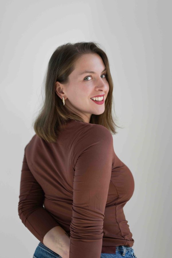 Lachendes Kundenportrait im Freien