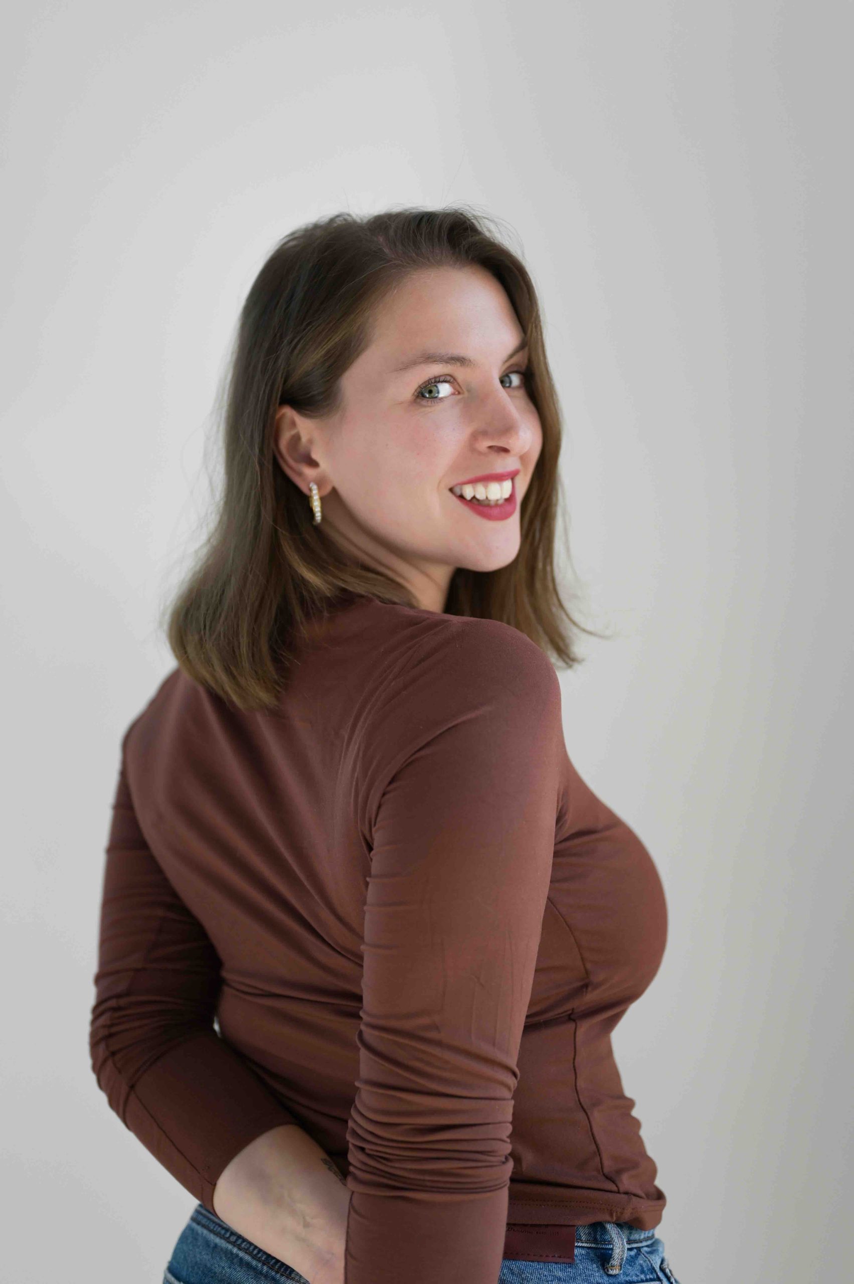 Sympathisches Dating-Foto für Tinder von Sarah in Hamburg, natürliches Lachen